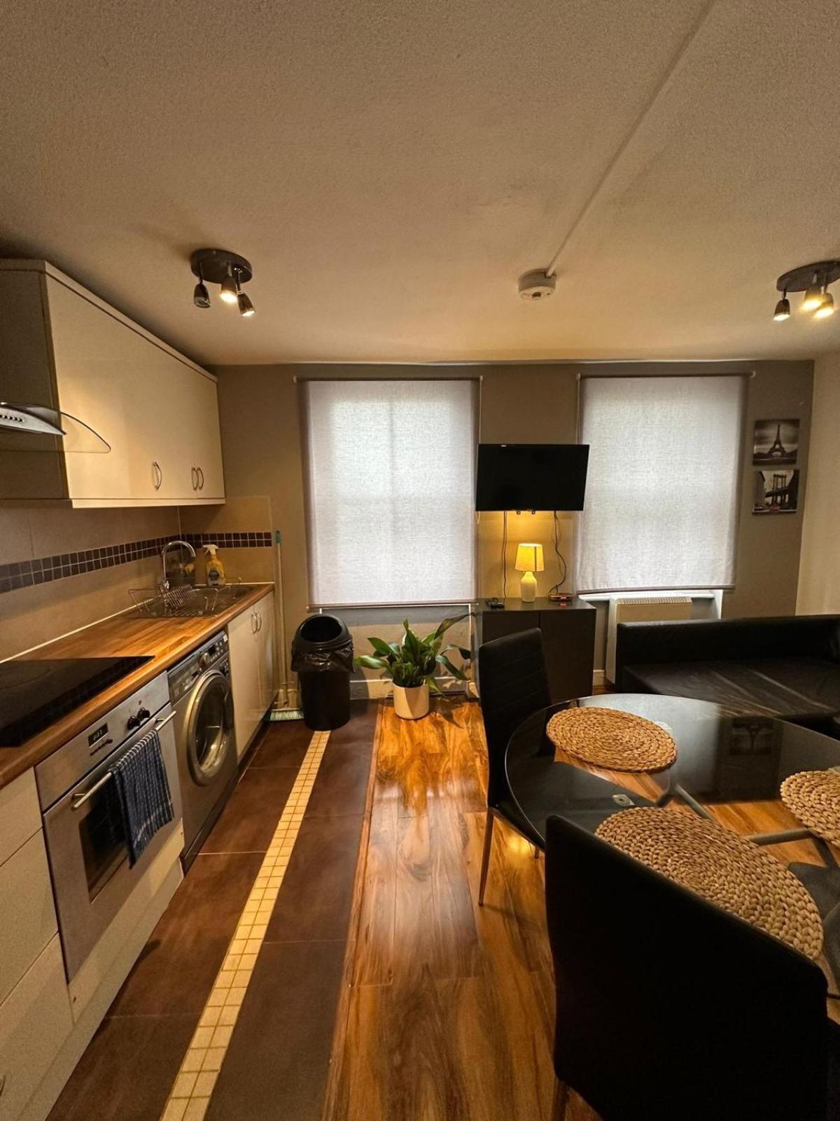 Lovely 2 Bedrooms Apartment Londen Buitenkant foto
