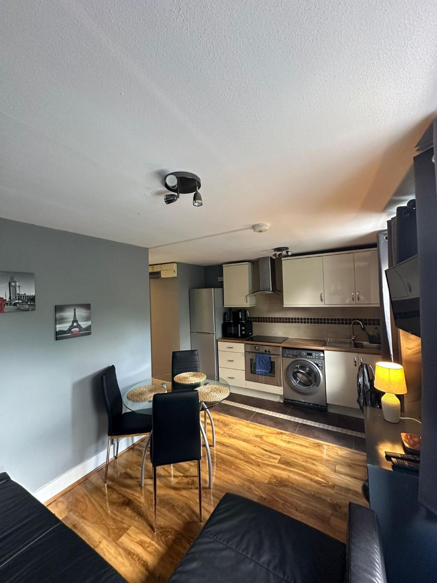 Lovely 2 Bedrooms Apartment Londen Buitenkant foto